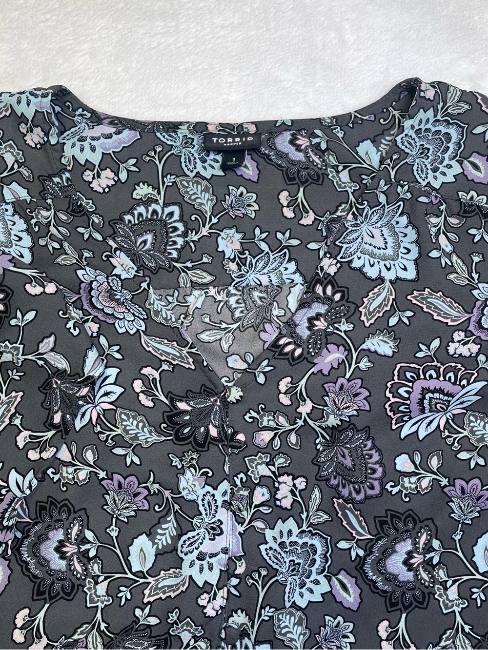 Torrid Harper Floral V-Neck Short Sleeve Blouse Gray Blue Purple Size 1 (14/16)